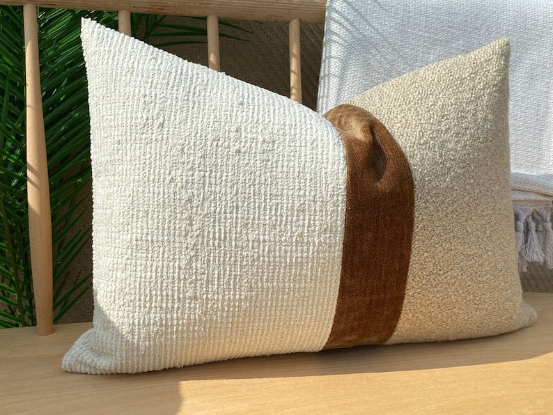 Funda de almohada de diseño bouclé color marfil bohemio y beige, funda de almohada bouclé texturizada, funda de almohada europea, cojín de almohada a rayas marrones bohemias color marfil. imagen 3