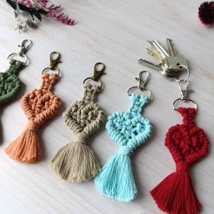 Porte-cles, bijoux de sac en forme de coeur en macrame, cadeau saint-valentin, cadeau cremaillere