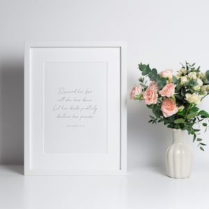 Afdrukbare Spreuken 31:31 muurkunst | Cadeau voor christelijke vrouwen | Christelijke bijbelversafdruk, schriftkunst aan de muur