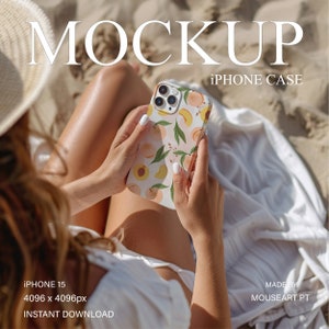Handyhüllen Mockup Sommer, iPhone Hülle Mockup Person, Frau mit Handy im Urlaub, iPhone 15 Digital Vorlage, Klare Hülle PSD