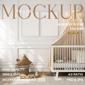 Puede incluir: Una cuna blanca con un dosel beige y un marco blanco. La cuna está en una habitación de bebé con paredes blancas y una alfombra blanca. Hay dos marcos blancos en la pared sobre la cuna. El texto "NURSERY ROOM EDITION" está escrito en la pared sobre la cuna. También hay algunos juguetes en el suelo frente a la cuna.
