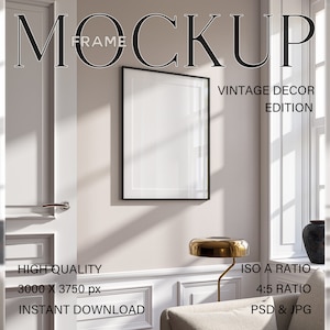 Può includere: Un mockup di cornice nera su sfondo bianco. La cornice è in una stanza con pareti bianche e una lampada dorata. Il testo "MOCKUP", "VINTAGE DECOR EDITION", "HIGH QUALITY 3000 X 3750 px", "INSTANT DOWNLOAD", "ISO A RATIO 4:5 RATIO" e "PSD & JPG" è visibile nell'immagine.