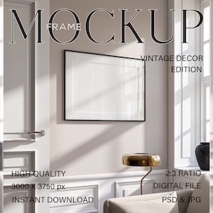 Puede incluir: Una maqueta de marco de imagen negro con un paspartú blanco, colgada en una pared blanca con una lámpara dorada y un sofá blanco en primer plano. El texto "MOCKUP", "VINTAGE DECOR EDITION", "HIGH QUALITY 3000 X 3750 px", "INSTANT DOWNLOAD", "2:3 RATIO", "DIGITAL FILE" y "PSD & JPG" es visible en la imagen.