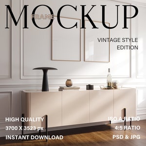 Könnte beinhalten: Mockup von zwei Bilderrahmen im Vintage-Stil mit goldenem Rahmen, die an einer weißen Wand über einer hellbeigen Kommode mit einer schwarzen Lampe, Büchern und einer Glasflasche darauf hängen. Der Text "MOCKUP FRAME VINTAGE STYLE EDITION HIGH QUALITY 3700 X 3523 px INSTANT DOWNLOAD ISO A RATIO 4:5 RATIO PSD & JPG" ist unter der Kommode gedruckt.