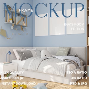 Op de afbeelding: Een mockup van een jongenskamer met een bed, een nachtkastje, een boekenkast en twee lege frames. De kamer is lichtblauw geverfd en het bed heeft een wit hoofdeinde en een grijze deken. Het nachtkastje is wit en heeft een lamp erop. De boekenkast is van hout en heeft boeken en andere spullen erop. De frames zijn wit en hangen aan de muur. De tekst "BOY'S ROOM EDITION" staat op de muur boven de frames.