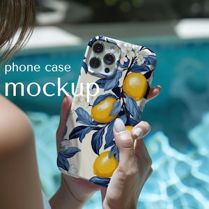 夏向けのスマホケースモックアップ：iPhone 17を持つ女性、PSDテンプレート（デジタルダウンロード）、丈夫なクリアケースモックアップCanva