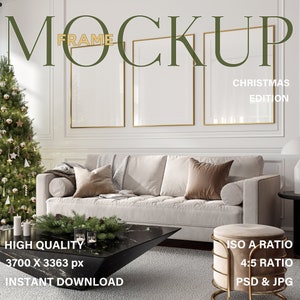 Könnte beinhalten: Ein Mockup eines Wohnzimmers mit einem weißen Sofa, einem schwarzen Couchtisch, einem goldenen Hocker und zwei goldenen Bilderrahmen. Ein Weihnachtsbaum steht in der Ecke des Raumes. Der Text "MOCKUP CHRISTMAS EDITION" befindet sich oben im Bild. Der Text "HIGH QUALITY 3700 X 3363 px INSTANT DOWNLOAD" befindet sich unten links im Bild. Der Text "ISO A RATIO 4:5 RATIO PSD & JPG" befindet sich unten rechts im Bild.
