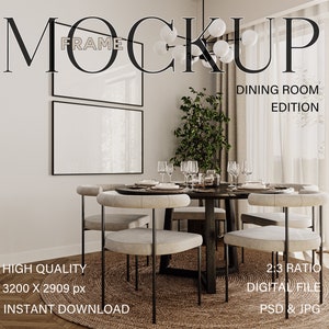 Op de afbeelding: Een mockup van een eetkamer met een ronde houten tafel en zes stoelen. De tafel is gedekt met borden, bestek en glazen. Er hangen twee ingelijste foto's aan de muur achter de tafel. De tekst "Dining Room Edition" is zichtbaar in de rechterbovenhoek van de afbeelding.