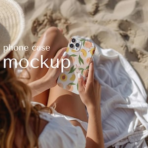 iPhone 15 Hülle Mockup für den Sommer: Frau mit Smartphone (PSD, JPG, Video Tutorials), durchsichtiges Tough Cover Model für Canva
