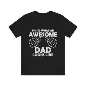 AWESOME DAD This is what an dad looks like MENS T-shirt shirt tshirt gift Father&#39;s Day gift Funny Dad Shirt GIft for Daddy