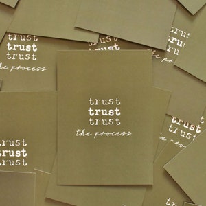 Carte postale Trust the process | Affiche Citation inspirante | Impression typographique | Affiche Décoration Faites confiance au processus