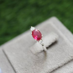 Handgjord oval rubinring i sterlingsilver: kubiska zirkoniadetaljer