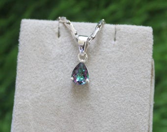 Ciondolo con topazio mistico a forma di pera: pietra portafortuna di novembre in argento sterling 925