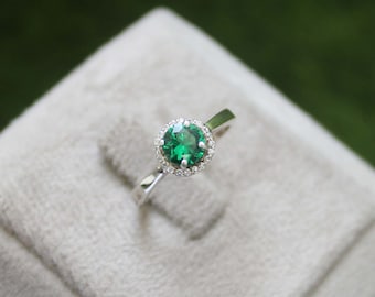 Round Cut Emerald Engagement Ring Unique May Birthstone Ring Art Deco Prong Set Sterling Silver Bridal Ring Women Gift