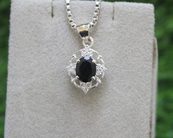 Colgante ovalado de ónix negro, plata de ley 925, joyería artesanal con piedras preciosas.
