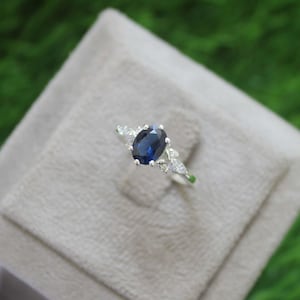 Anillo de compromiso con zafiro ovalado: delicado anillo nupcial de plata de ley
