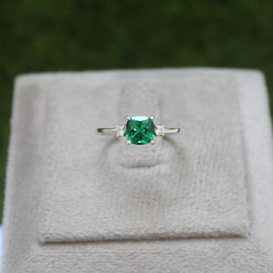 Anillo de compromiso de plata de ley hecho a mano con esmeralda y talla cojín.