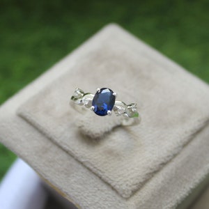 Anillo ovalado con zafiro y diseño de enredadera retorcida, anillo de compromiso de plata de ley con gema azul sintética.