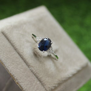 Ovaal geslepen blauwe saffierring - sterlingzilveren ring - echte saffier verlovingsring - gedraaide wijnstok beloftering - geboortesteen september