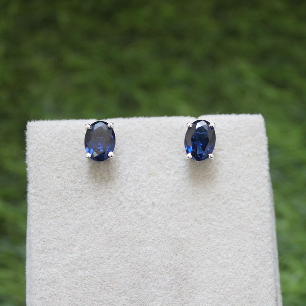 Clous d'oreilles saphir bleu, pierre précieuse bleue de coupe ovale, boucles d'oreilles halo, clous d'oreilles, pierre de naissance de septembre, cadeaux pour elle, argent sterling 925