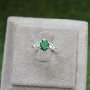 スターリングシルバーのエメラルドリング - ツイストヴァイン、オーバルカットのプロミスリング