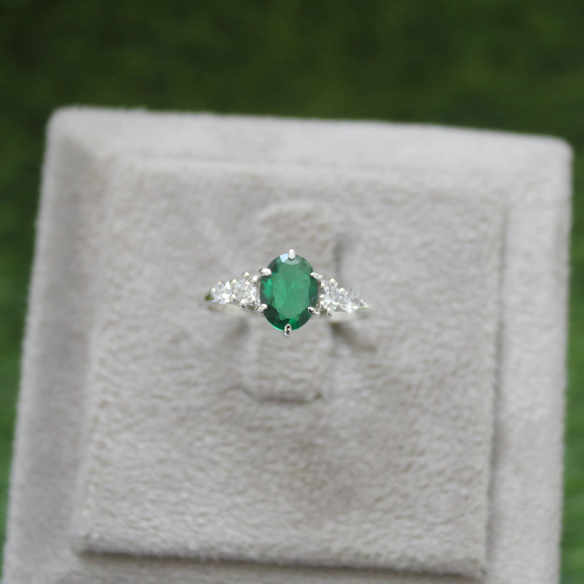 Bague Vintage Forme Couronne - Plaqué Argent Avec Strass Vert émeraude - Taille 50