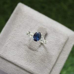 Anillo de zafiro azul ovalado: anillo de promesa de enredadera retorcida de plata esterlina