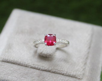 Handgemachte Sterling Silber Kissen Cut Lab Rubin Ring, CZ Akzente