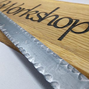 Handsmidd texturerad platt metall. Hamrad stål för hantverk. bild 1