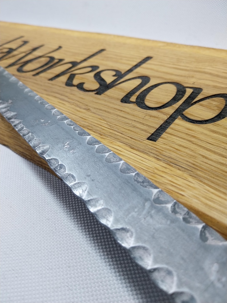 Handsmidd texturerad platt metall. Hamrad stål för hantverk. bild 1