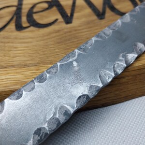 Handsmidd texturerad platt metall. Hamrad stål för hantverk. bild 8