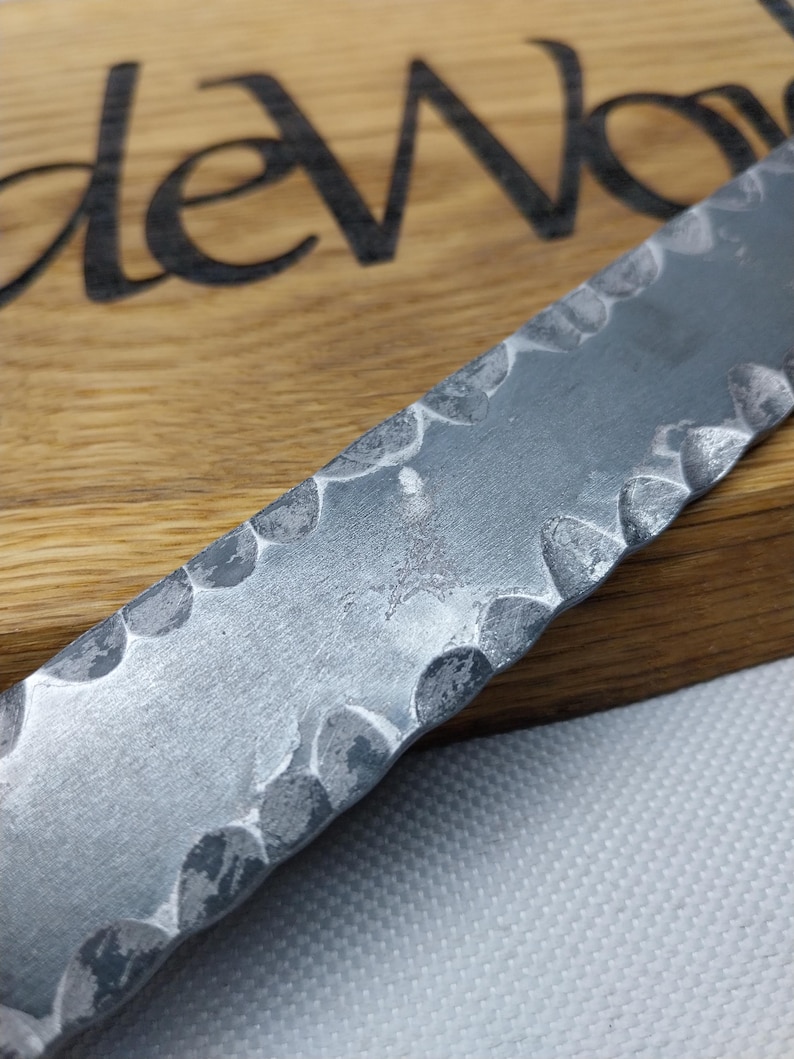 Handsmidd texturerad platt metall. Hamrad stål för hantverk. bild 8