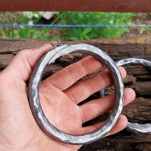 Handgesmede ijzeren ring. Grote metalen cirkel. Vintage stijl smid ronde ring.
