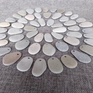 25 Stück Top gebohrte flache Strandsteine 3mm.Loch.Steine mit Loch 3-3,5cm (1,2&#39;&#39;-1,4&#39;&#39;), 3,5-4cm (1,4&quot;-1,6&#39;&#39;)Für Schmuck Schlüsselanhänger Malerei Handwerk