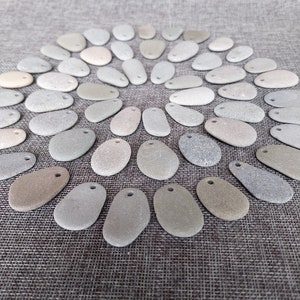 25 pcs Top Drilled Flat Beach Stones 2mm, 3mm.Hole. Sea Stones 3-3.5cm (1.18"-1.37") For Jewelry Making