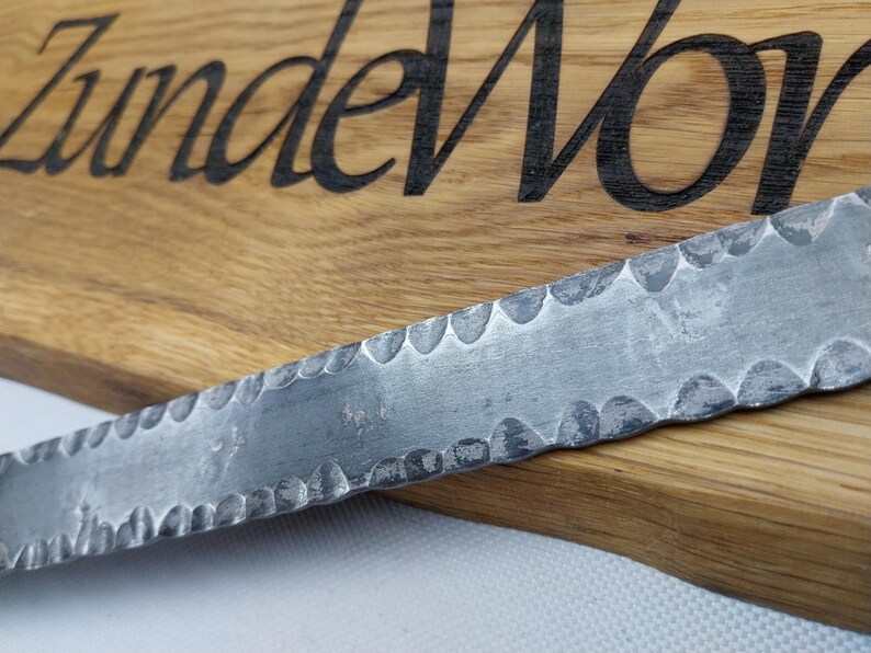 Handsmidd texturerad platt metall. Hamrad stål för hantverk. bild 2