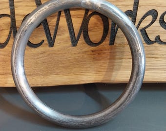 Handgesmede ijzeren cirkel. Handgemaakte dikke, zware stalen ring. Gesmede metalen ring 12,5 cm (4,9").
