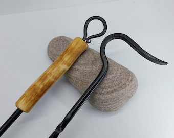 Handsmidd järneldpoker med trähandtag. Smidd eldstadspoker. Rustik smidesjärns vedspispoker. Smidd metallhantverk