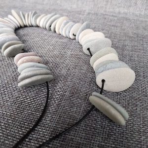 40 stuks platte zeestenen met bovenboord en een gat van 2 mm. Geboorde kiezels 2-2,5 cm. Strandstenen voor het maken van sieraden