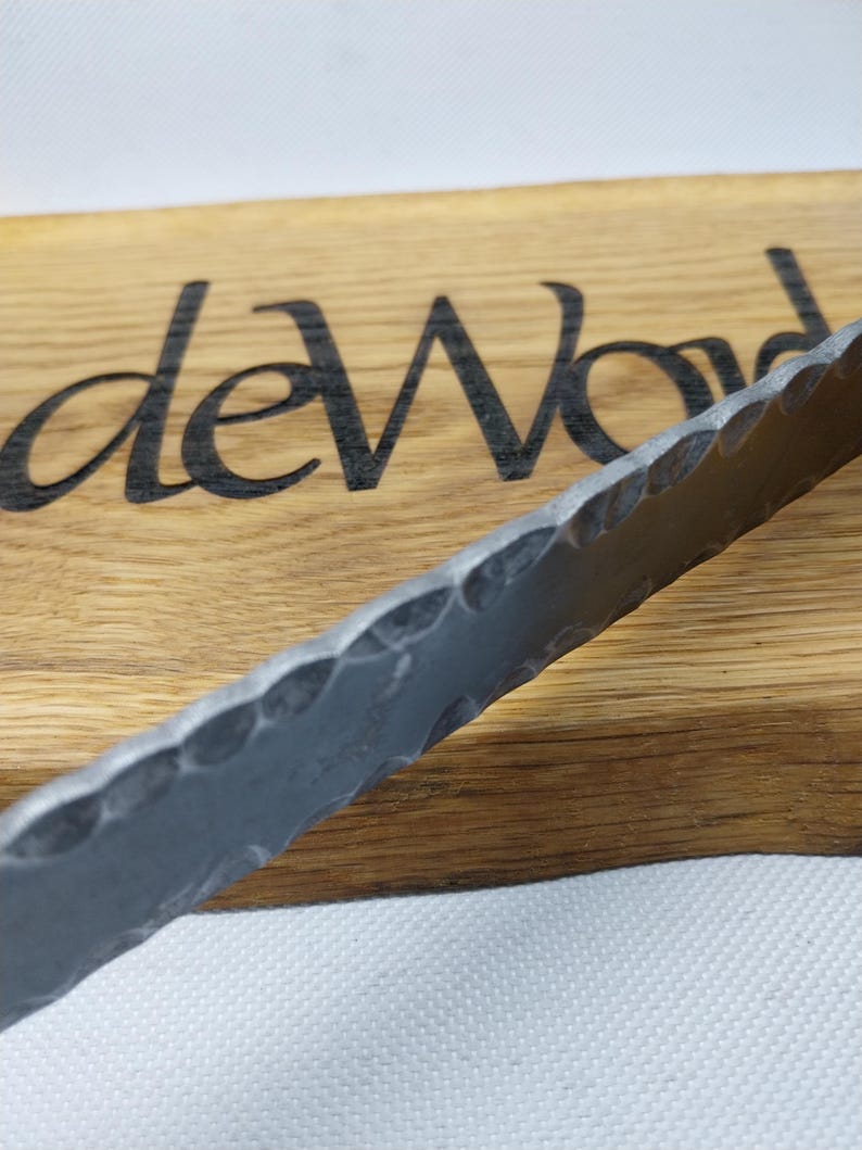 Handsmidd texturerad platt metall. Hamrad stål för hantverk. bild 10