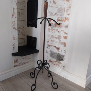Suporte para 4 ferramentas de lareira forjado à mão. Suporte de ferro forjado para ferramentas de lareira com chifre de veado.