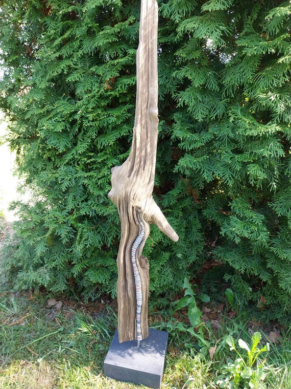 流木アート彫刻。抽象的な流木とビーチストーンのアート作品。黒御影石 