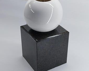 Base in granito lucidato. Cubo di pietra, espositore in pietra. Piedistallo in granito. Base in pietra naturale per scultura 10×10×11,5 cm (3,9"×3,9"×4,5")