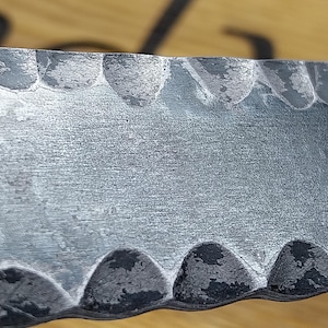 Handsmidd texturerad platt metall. Hamrad stål för hantverk. bild 9