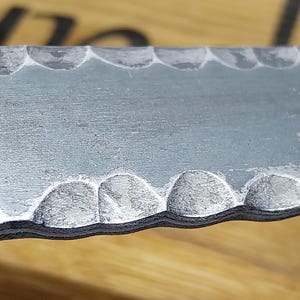 Handsmidd texturerad platt metall. Hamrad stål för hantverk. bild 4