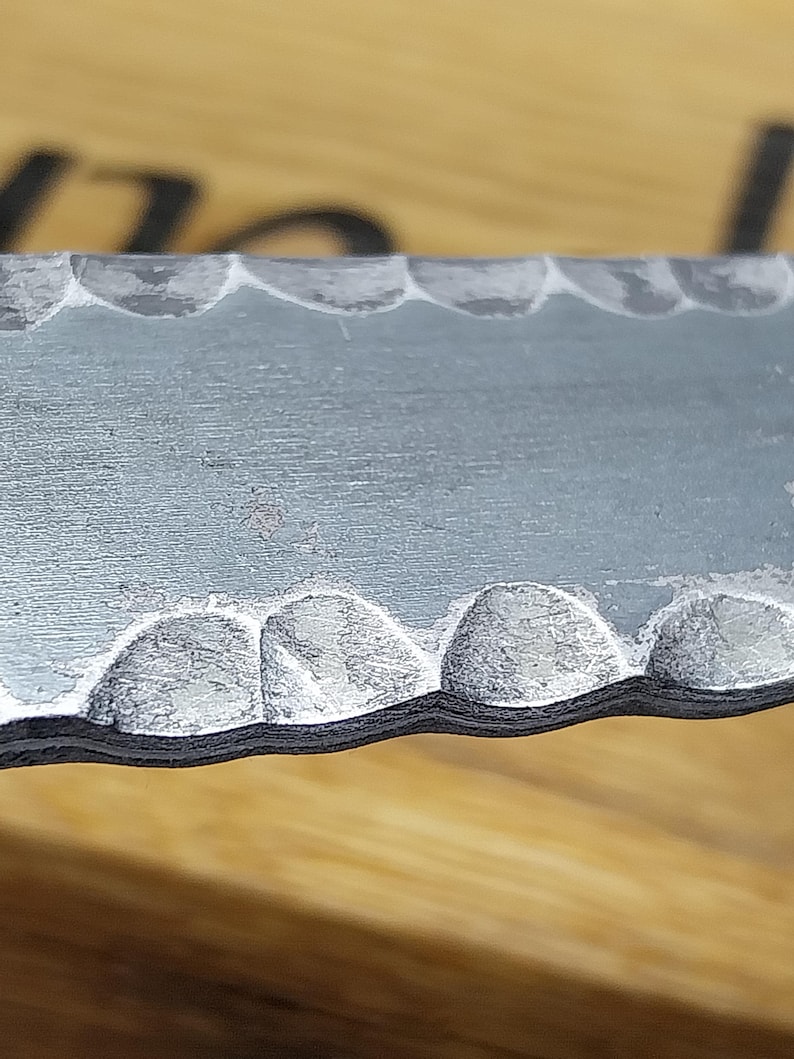 Handsmidd texturerad platt metall. Hamrad stål för hantverk. bild 4