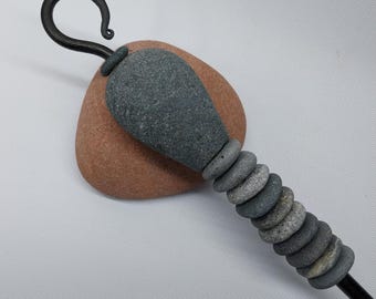 Atizador de chimenea forjado a mano con mango de piedra de playa natural.Herramienta para chimenea.Atizador de hierro forjado.Atizador de herrero con mango de piedra marina.