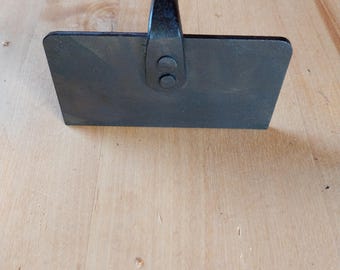 Handsmidd järnkratt. Smidesjärnskratta för vedspis. Askkratta. Rustik smidd eldkratta. Eldpoker.