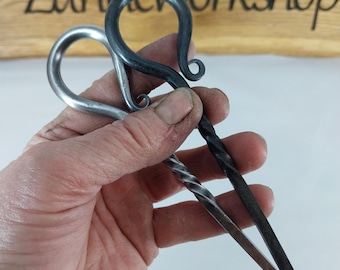 Handsmidd hårnål i järn. Hårpinne. Hårgaffel. Smidd metallhantverk. Hårnål i rostfritt stål