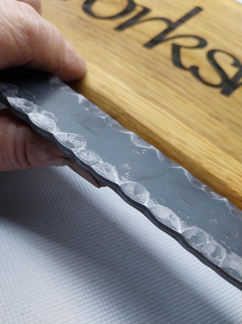 Handsmidd texturerad platt metall. Hamrad stål för hantverk. bild 7